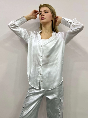 Ένα μοντέλο χονδρικής πώλησης ρούχων φοράει  Λευκό Σατέν Πουκάμισο
, τούρκικο Πουκάμισο χονδρικής πώλησης από Flow