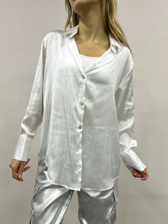 A wholesale clothing model wears flw10059-white-satin-shirt, Turkish wholesale Shirt of Flow