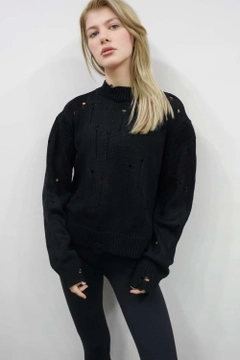 A wholesale clothing model wears flw10051-torn-detail-knitwear-black, Turkish wholesale Sweater of Flow