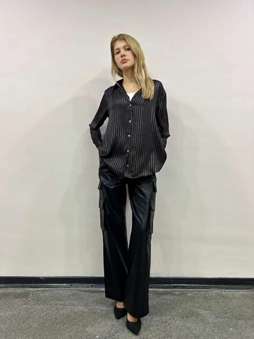 Hurtowa modelka nosi  Koszula satynowa - Czarna
, turecka hurtownia Koszula firmy Flow