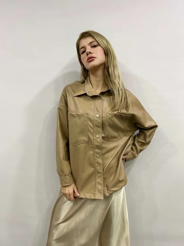 Hurtowa modelka nosi  Koszula skórzana - Kolor kamienia
, turecka hurtownia Koszula firmy Flow