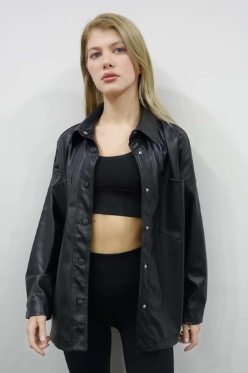 Bir model, Flow toptan giyim markasının  Deri Gömlek - Siyah
 toptan Gömlek ürününü sergiliyor.