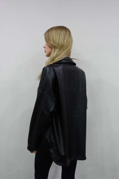 A wholesale clothing model wears flw10062-leather-shirt-black, Turkish wholesale Shirt of Flow