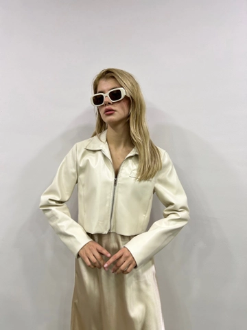 Bir model, Flow toptan giyim markasının  Deri Ceket - Bej
 toptan Ceket ürününü sergiliyor.