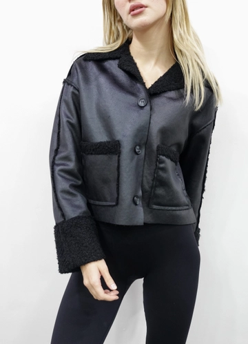 Una modella di abbigliamento all'ingrosso indossa  Giacca in pelliccia - Nera
, vendita all'ingrosso turca di Giacca di Flow