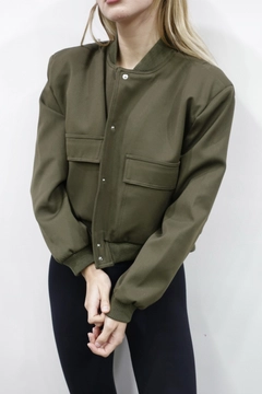 A wholesale clothing model wears flw10082-padded-bomber-jacket-khaki, Turkish wholesale Jacket of Flow