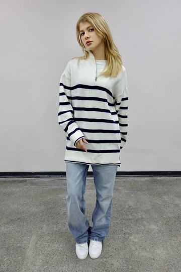 Veleprodajni model oblačil nosi  Črtast pulover z zadrgo v barvi Ecru
, turška veleprodaja Pulover od Flow