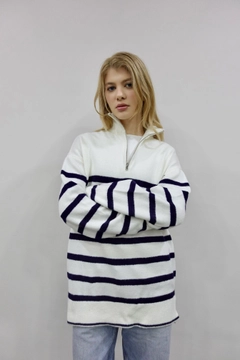A wholesale clothing model wears flw10099-striped-zipper-sweater-ecru, Turkish wholesale Sweater of Flow