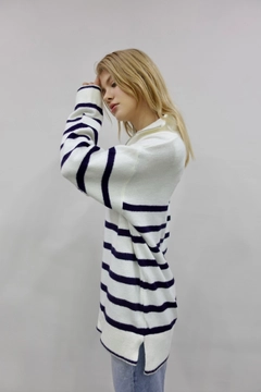 A wholesale clothing model wears flw10099-striped-zipper-sweater-ecru, Turkish wholesale Sweater of Flow