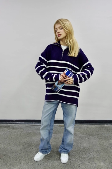 Een kledingmodel uit de groothandel draagt  Gestreepte trui met ritssluiting - Marineblauw
, Turkse groothandel Trui van Flow