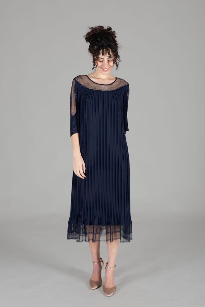 GUMANIZE Steinplissiertes Kleid Mit Ovalem Kragen Großhandelskleidung Elegant