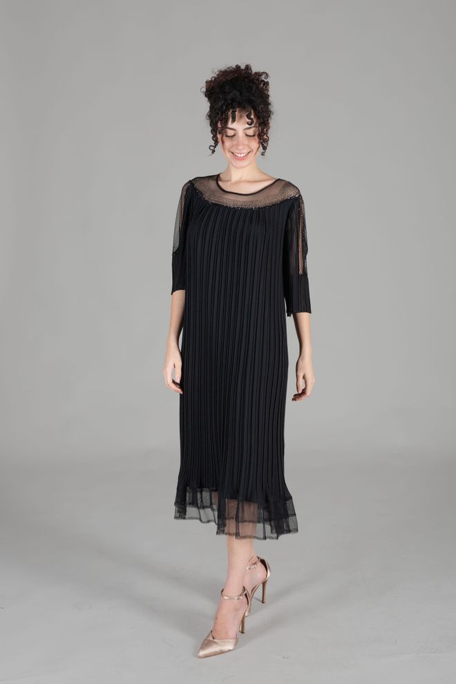 GUMANIZE Steinplissiertes Kleid Mit Ovalem Kragen Großhandelskleidung Elegant