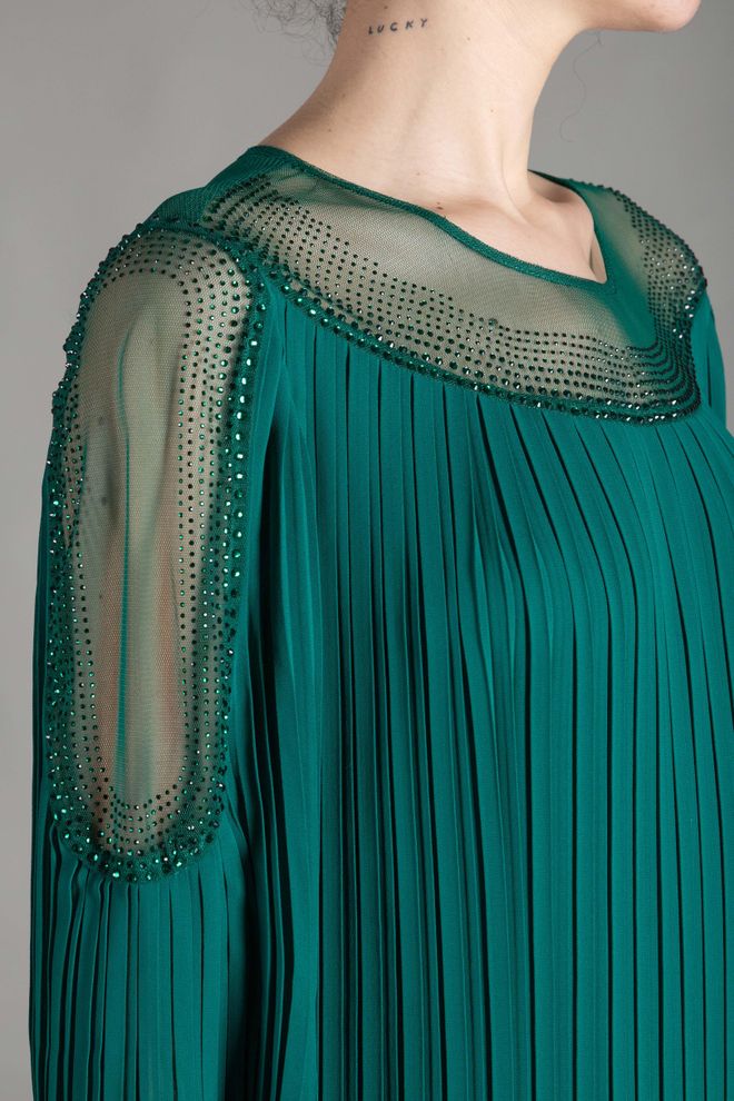 GUMANIZE Steinplissiertes Kleid Mit Ovalem Kragen Großhandelskleidung Elegant