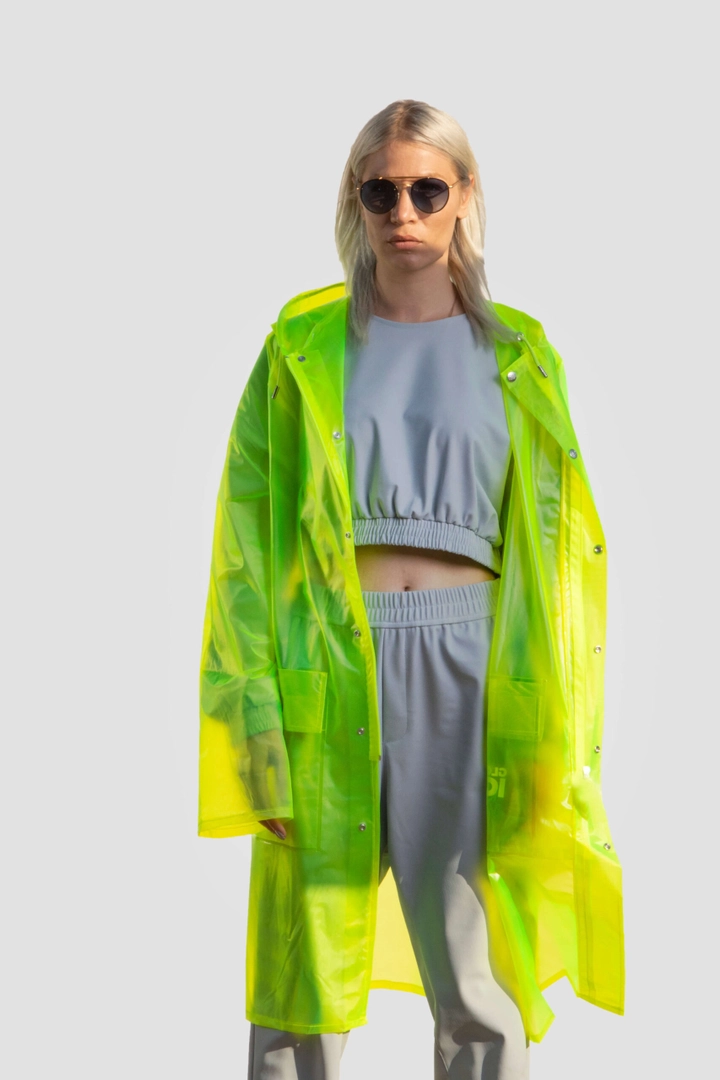 Ein Bekleidungsmodell aus dem Großhandel trägt 20096 - Transparent Raincoat - Greenlove, türkischer Großhandel Regenmantel von Glowigo