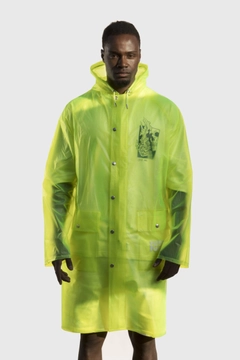 Bir model, Glowigo toptan giyim markasının 20096 - Transparent Raincoat - Greenlove toptan Yağmurluk ürününü sergiliyor.