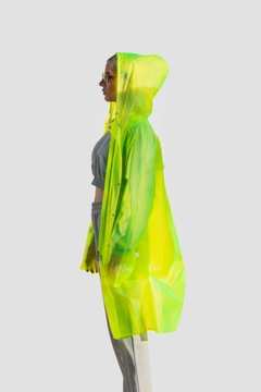 Una modelo de ropa al por mayor lleva 20096 - Transparent Raincoat - Greenlove, Impermeable turco al por mayor de Glowigo