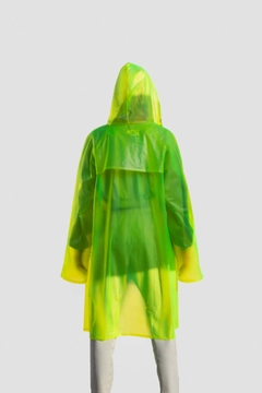 Um modelo de roupas no atacado usa 20096 - Transparent Raincoat - Greenlove, atacado turco Capa de chuva de Glowigo