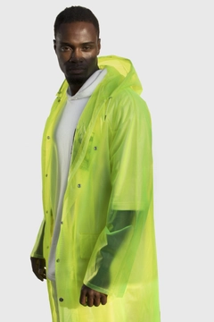 Ένα μοντέλο χονδρικής πώλησης ρούχων φοράει 20096 - Transparent Raincoat - Greenlove, τούρκικο Αδιάβροχο χονδρικής πώλησης από Glowigo
