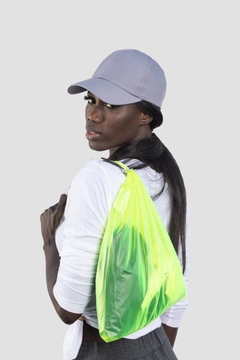 Een kledingmodel uit de groothandel draagt 20096 - Transparent Raincoat - Greenlove, Turkse groothandel Regenjas van Glowigo