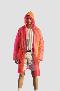 Ein Bekleidungsmodell aus dem Großhandel trägt 20097 - Transparent Raincoat - Pinklove, türkischer Großhandel Regenmantel von Glowigo