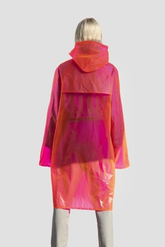Una modella di abbigliamento all'ingrosso indossa 20097 - Transparent Raincoat - Pinklove, vendita all'ingrosso turca di Impermeabile di Glowigo