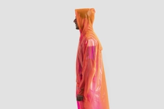 Een kledingmodel uit de groothandel draagt 20097 - Transparent Raincoat - Pinklove, Turkse groothandel Regenjas van Glowigo