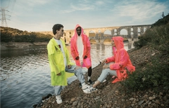 Bir model, Glowigo toptan giyim markasının 20097 - Transparent Raincoat - Pinklove toptan Yağmurluk ürününü sergiliyor.