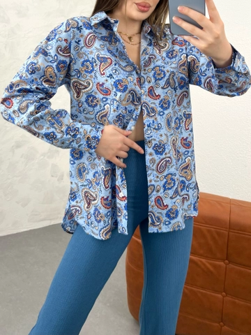 Bir model, Gravel Fashion toptan giyim markasının  Şal Desen Oversize Bayan Gömleği
 toptan Gömlek ürününü sergiliyor.