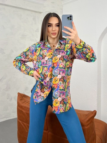 Ένα μοντέλο χονδρικής πώλησης ρούχων φοράει  Γυναικείο Πουκάμισο Oversize Με Σχέδιο Σάλι
, τούρκικο Πουκάμισο χονδρικής πώλησης από Gravel Fashion