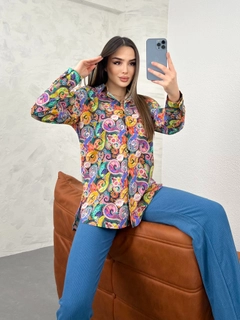 A wholesale clothing model wears grf10214-shawl-pattern-oversize-women's-shirt, Turkish wholesale Shirt of Gravel Fashion