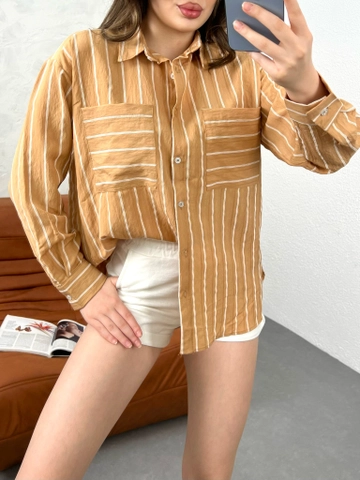 Um modelo de roupas no atacado usa  Camisa Feminina Oversize Com Detalhe Listrado De Bolso Duplo
, atacado turco Camisa de Gravel Fashion
