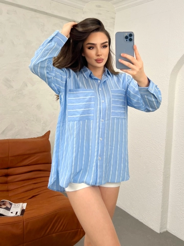 Um modelo de roupas no atacado usa  Camisa Feminina Oversize Com Detalhe De Bolso Duplo Listrado
, atacado turco Camisa de Gravel Fashion