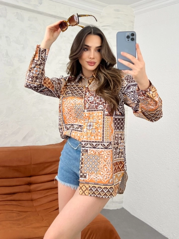 Ein Bekleidungsmodell aus dem Großhandel trägt  Damen-Oversize-Shirt Mit Kachelmuster
, türkischer Großhandel Hemd von Gravel Fashion