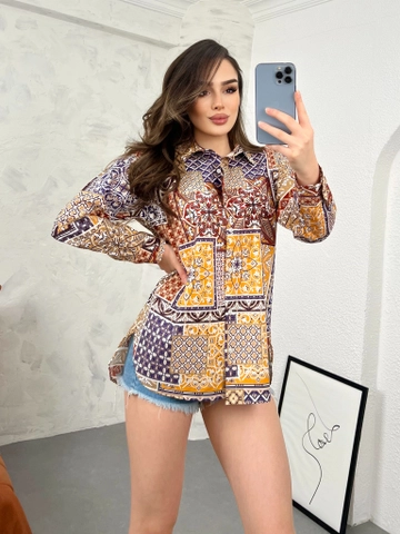 Ένα μοντέλο χονδρικής πώλησης ρούχων φοράει  Γυναικείο Πουκάμισο Oversize Με Σχέδια Με Πλακάκια
, τούρκικο Πουκάμισο χονδρικής πώλησης από Gravel Fashion