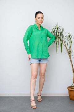 Bir model, Gravel Fashion toptan giyim markasının GRF10040 - Shirt - Pistachio Green toptan Gömlek ürününü sergiliyor.