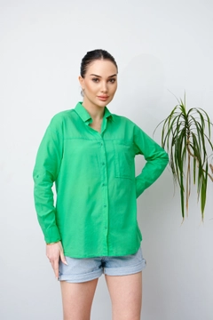 Bir model, Gravel Fashion toptan giyim markasının GRF10040 - Shirt - Pistachio Green toptan Gömlek ürününü sergiliyor.