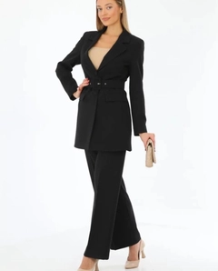 Bir model, Gravel Fashion toptan giyim markasının GRF10057 - Suit Dress - Oversize toptan Takım ürününü sergiliyor.