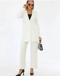 Bir model, Gravel Fashion toptan giyim markasının GRF10060 - Suit Dress - Oversize toptan Takım ürününü sergiliyor.