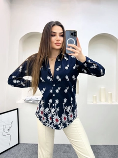 Una modella di abbigliamento all'ingrosso indossa GRF10073 - Shirt - Broder, vendita all'ingrosso turca di Camicia di Gravel Fashion