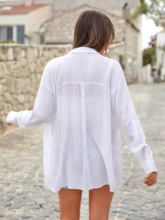 Bir model, Gravel Fashion toptan giyim markasının GRF10087 - Shirt - Oversize toptan Gömlek ürününü sergiliyor.