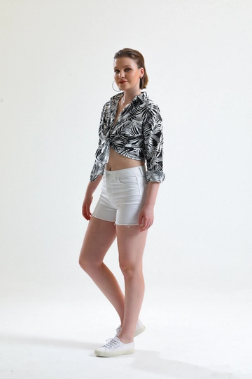 Bir model, Gravel Fashion toptan giyim markasının  Gömlek - Oversize Yaprak Desenli
 toptan Gömlek ürününü sergiliyor.