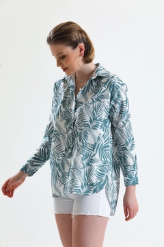 Модел на дрехи на едро носи GRF10090 - Shirt - Oversize Leaf Patterned, турски едро Риза на Gravel Fashion
