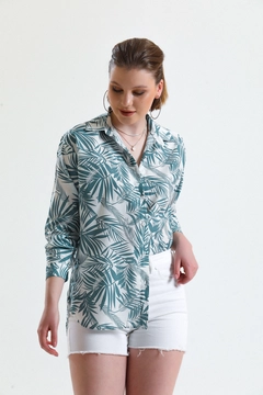 Una modella di abbigliamento all'ingrosso indossa GRF10090 - Shirt - Oversize Leaf Patterned, vendita all'ingrosso turca di Camicia di Gravel Fashion