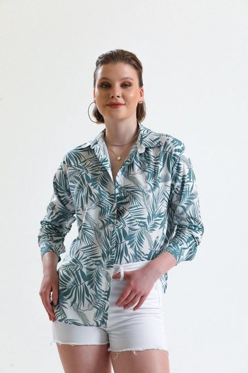 Una modella di abbigliamento all'ingrosso indossa  Camicia - Fantasia Foglie Oversize
, vendita all'ingrosso turca di Camicia di Gravel Fashion