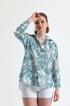 Ein Bekleidungsmodell aus dem Großhandel trägt GRF10090 - Shirt - Oversize Leaf Patterned, türkischer Großhandel Hemd von Gravel Fashion