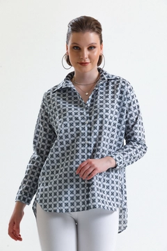 Una modella di abbigliamento all'ingrosso indossa GRF10091 - Shirt - Oversize, vendita all'ingrosso turca di Camicia di Gravel Fashion