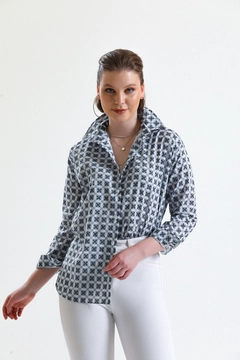 Bir model, Gravel Fashion toptan giyim markasının GRF10091 - Shirt - Oversize toptan Gömlek ürününü sergiliyor.