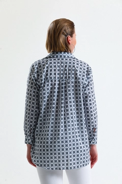 Ένα μοντέλο χονδρικής πώλησης ρούχων φοράει GRF10091 - Shirt - Oversize, τούρκικο Πουκάμισο χονδρικής πώλησης από Gravel Fashion