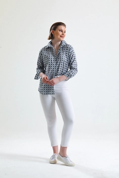 Bir model, Gravel Fashion toptan giyim markasının GRF10091 - Shirt - Oversize toptan Gömlek ürününü sergiliyor.