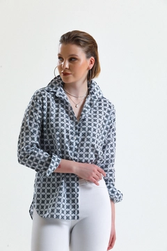 Una modella di abbigliamento all'ingrosso indossa GRF10091 - Shirt - Oversize, vendita all'ingrosso turca di Camicia di Gravel Fashion